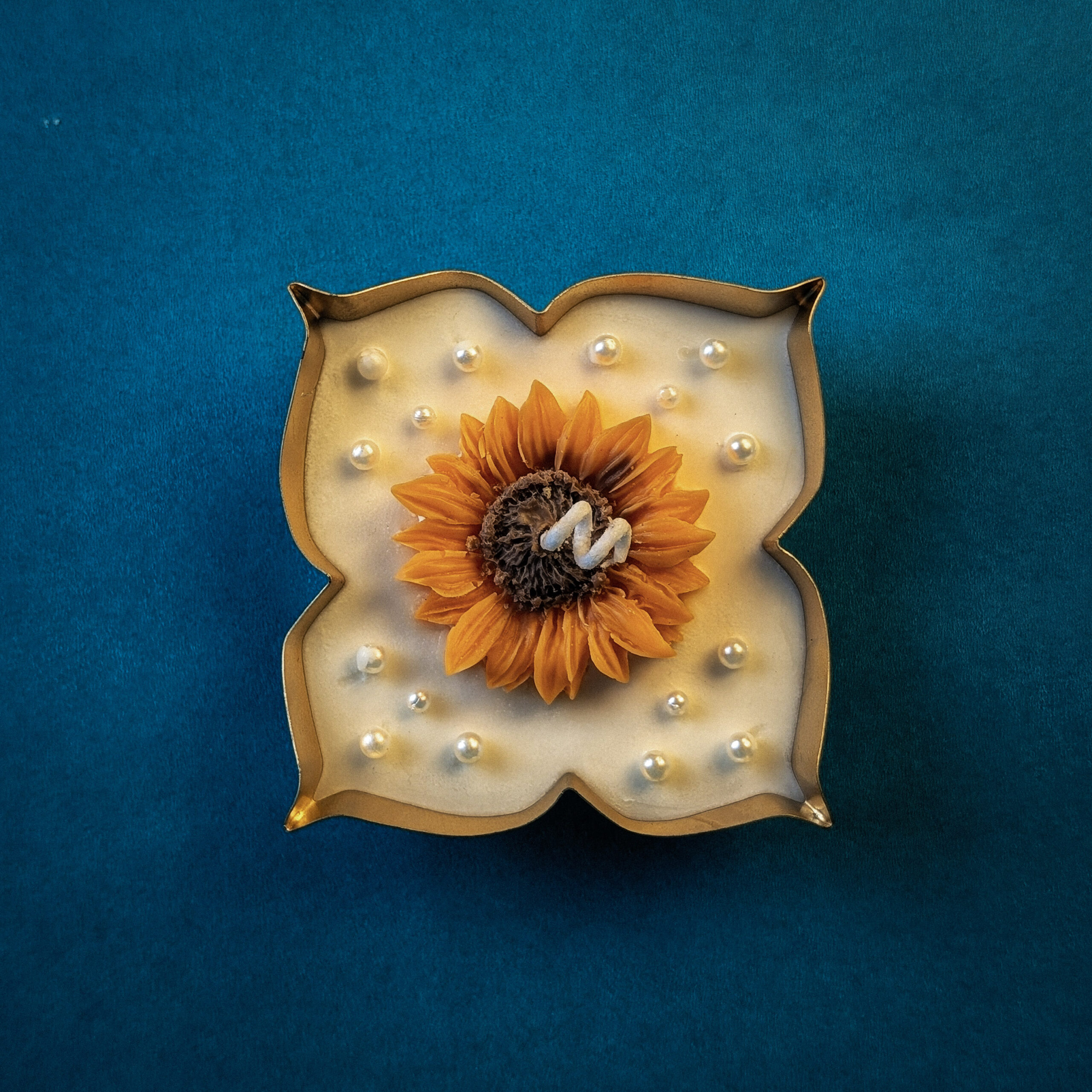 4-Leaf Metal Urli – Sunflower Glow Candle - Image 3