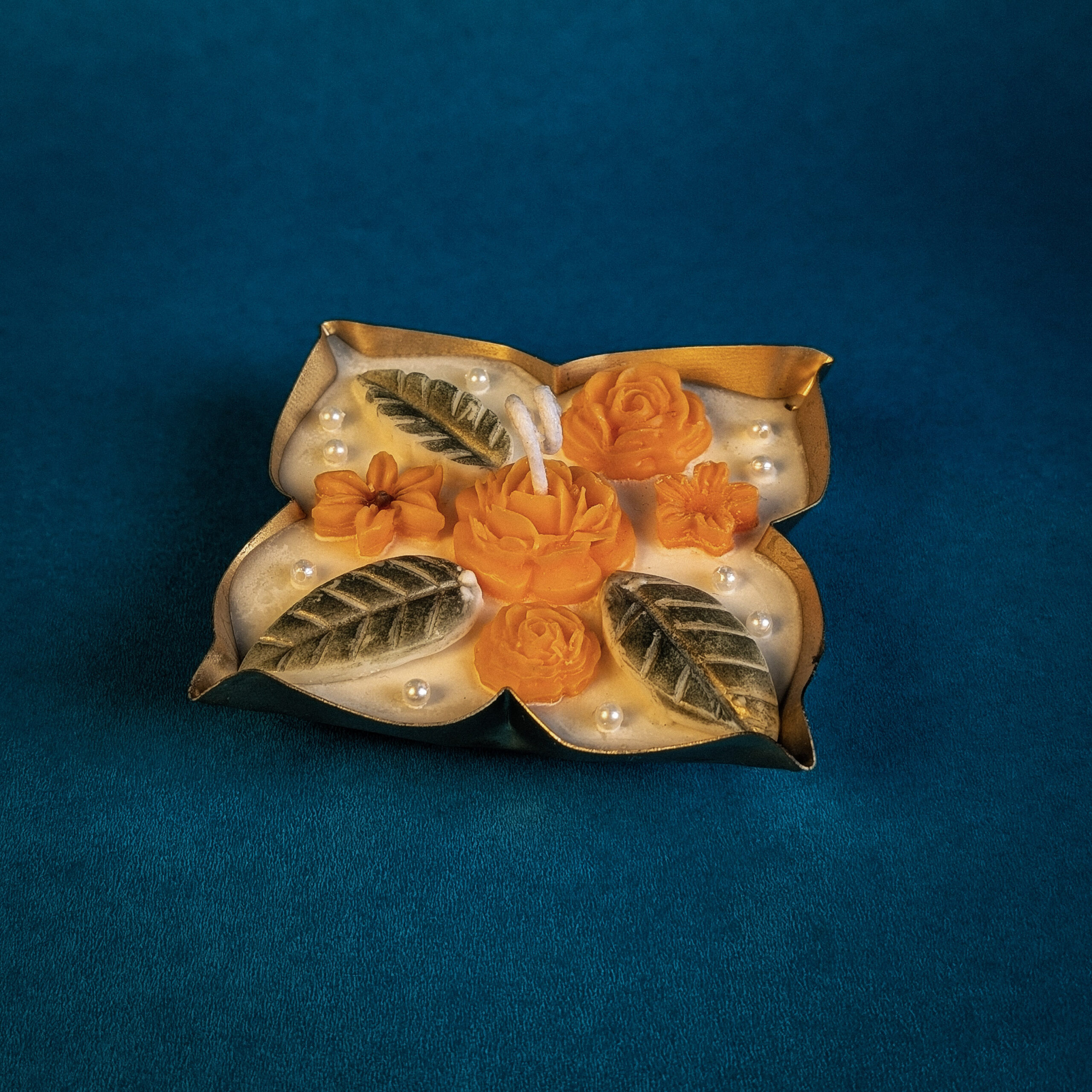 4-Leaf Metal Urli – Floral Elegance Candle