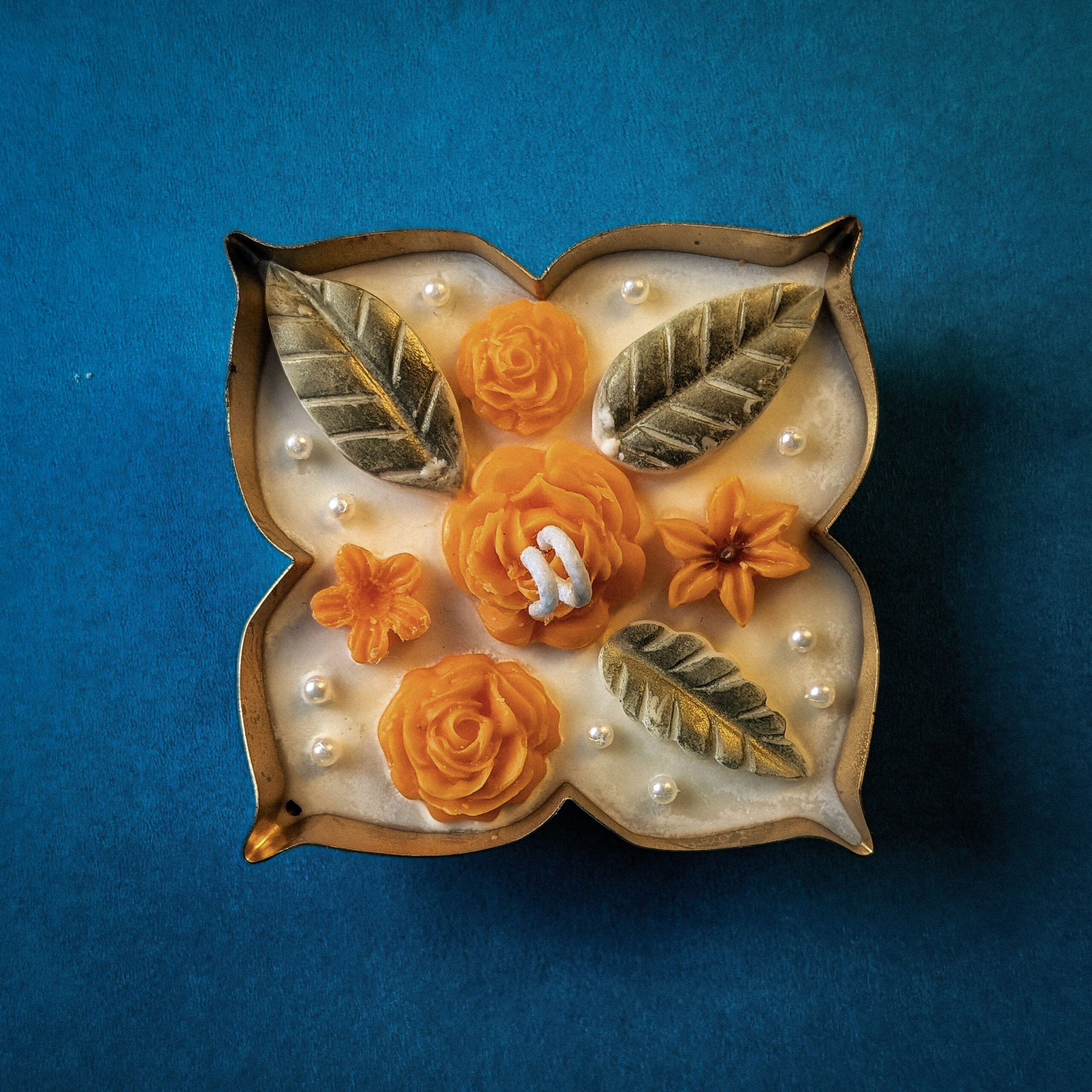 4-Leaf Metal Urli – Floral Elegance Candle - Image 3